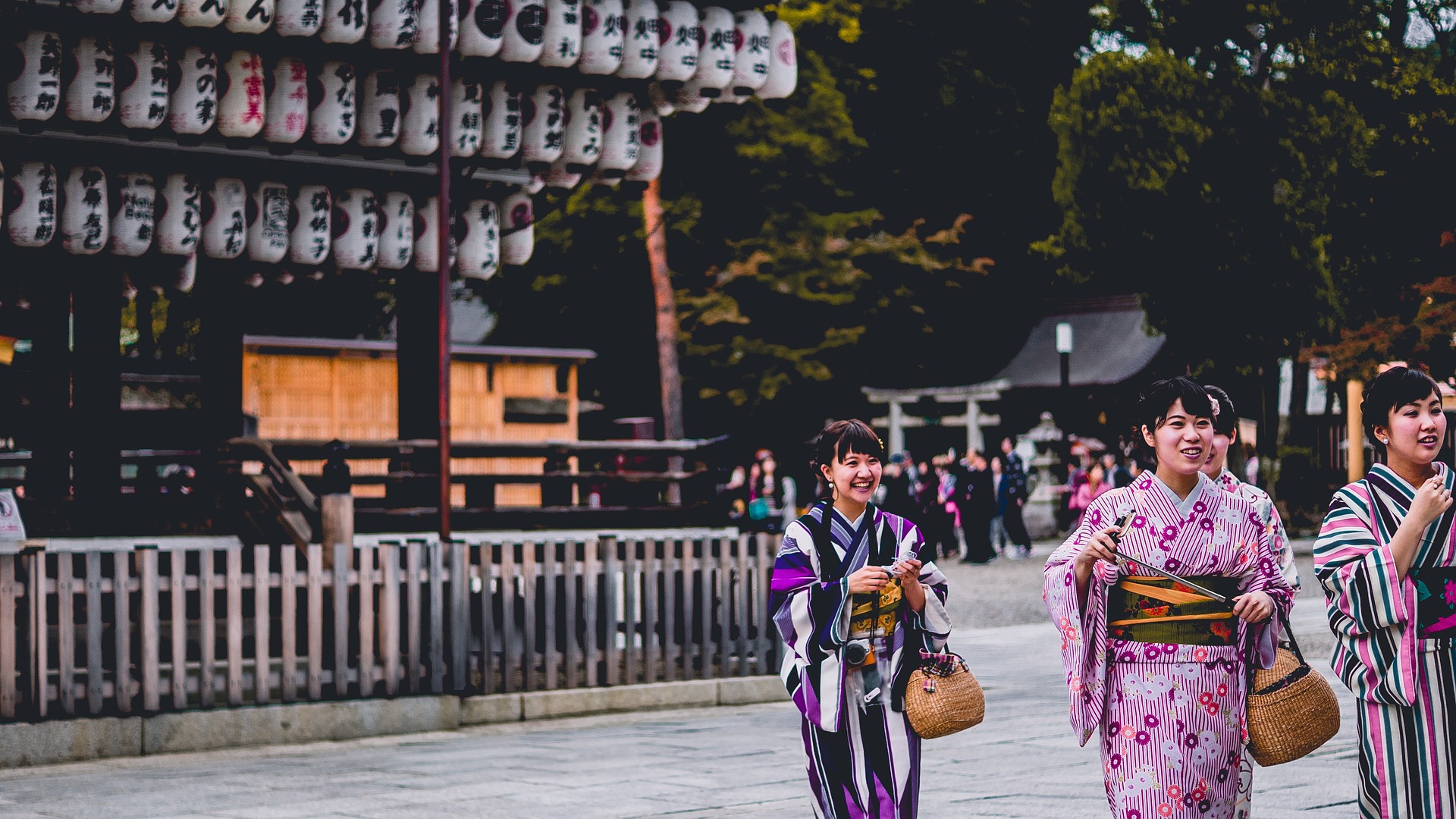 2 Types of Japanese Festival Clothing – Yukata and Jinbei