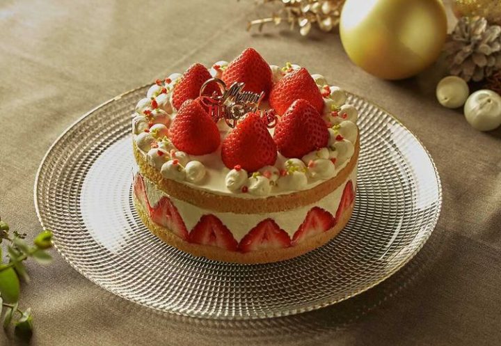 vegan gluten-free christmas cake in japan hal okada strawberry