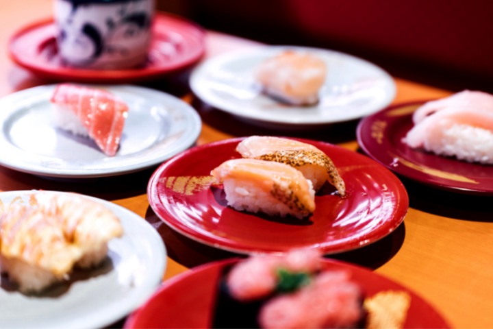 Many plates of sushi on the table in a kaitenzushi restaurant