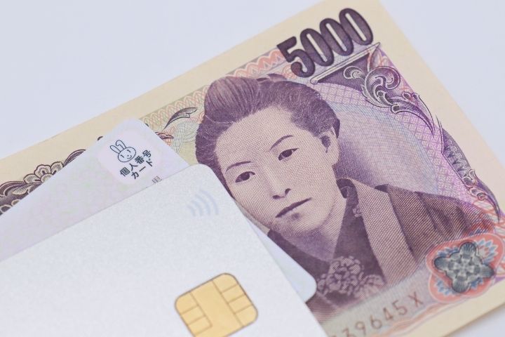 a picture of Japanese money, loyalty cards and credit cards