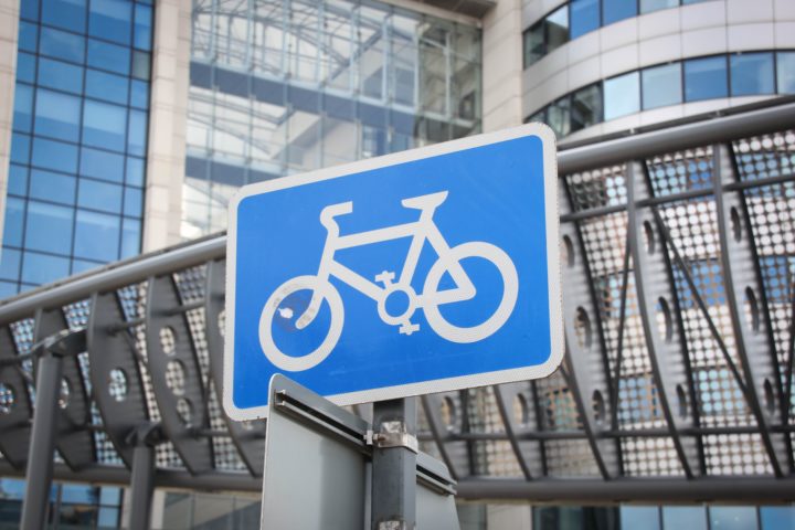 photo of a bike lane sign 