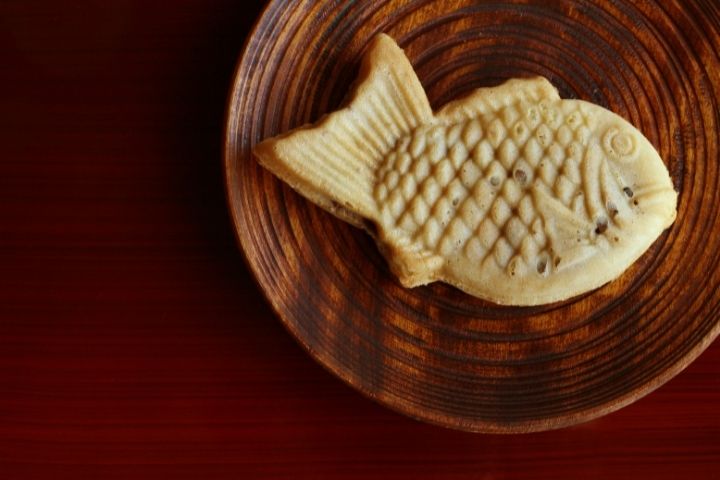 taiyaki on a wood plate with red background