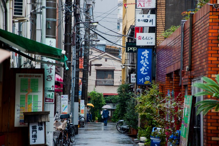 a photo of a narrrow alleyway in downtown tokyo shitamachi 