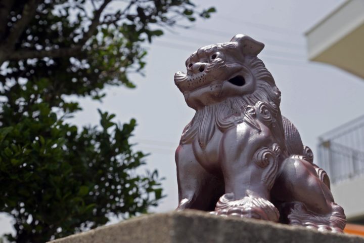 a photo of an okinawan shisa lion statue
