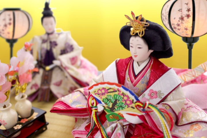 a photo of hinamatsuri dolls dressed in heian era clothing