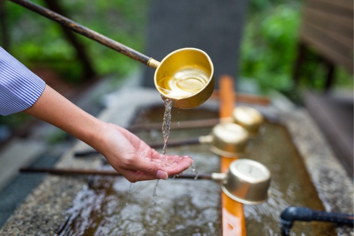 hand purification at shrine