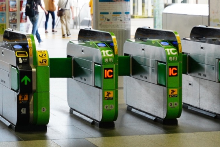 pasmo and suica card gates in Japan