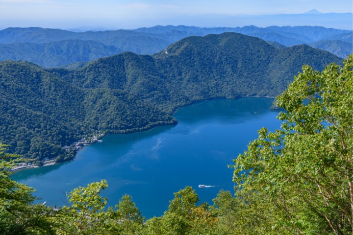 Lake Chūzenji places to go in Japanese autumn