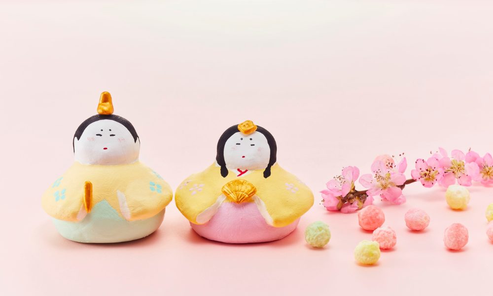 Two kawaii Japanese dolls standing together