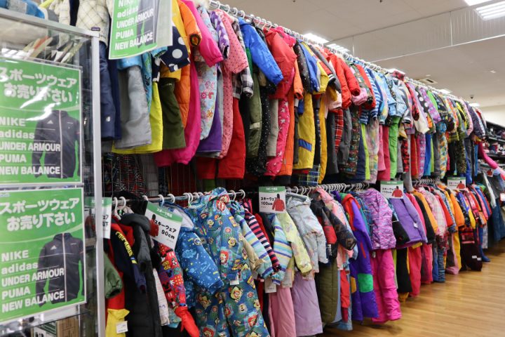 Seasonal clothing options for everyone at book off Aichi