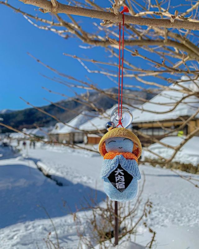 📍 Ouchi-juku, Fukushima is adorned with cute 🥰 ornaments all over town 🏡 
@italiansinjapan has shared a few pictures of them! 😍 

❄️ If you have a chance, head out to this beautiful 🤩 town to enjoy the Snow Festival ☃️ held on the first week of February! ❄️