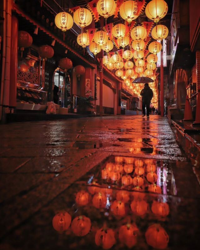 Embracing the beauty of rainy days in Nagasaki, Japan! 🌧️🏮Discover the enchanting umbrella culture of Japan amidst the backdrop of vibrant red lanterns. 

Want to know more? From umbrella etiquette to cultural significance, learn all you need to know about navigating rainy days in Japan consciously with grace. ☔ Dive into the fascinating world of Japanese umbrella traditions in our latest article! 

📷 @___r.u.i___
📍Nagasaki 
🔗on ☔️ consumption, culture and custom in Japan: https://guidable.co/lifestyle/umbrellas-in-japan-key-things-you-need-to-know/ (or in our bio).