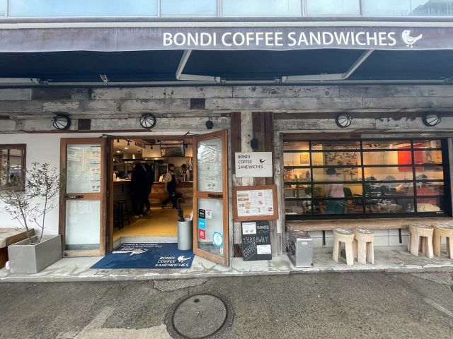Enjoy some of the ✨BEST✨options for vegan 🌱 sandwiches 🥪 at @bondicoffeesandwiches 

They also have some of the best coffee ☕️ in town 🏘️

It’s a pet-friendly shop so you can bring along your furry friends 🐶

📍Bondi Coffee Sandwiches, Tomigaya, Shibuya

👉Follow @guidablejapan for all the essential info on living in Japan 🇯🇵
👉Tag @guidablejapan and follow us for a chance to be featured on our feed!
